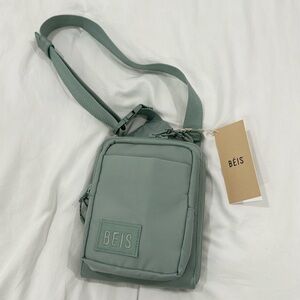 NWT Beis sport sling
